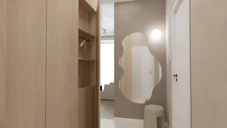 Przedpokój w stylu japandi, minimalistycznym, współczesnym z drewnem i lustrem.