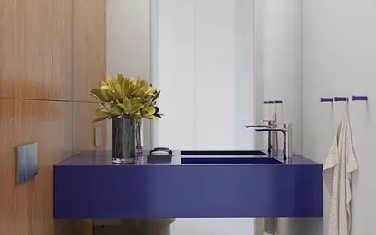 Wnętrze łazienki z elementami art deco, minimalistycznymi i vintage, z niebieską umywalką.