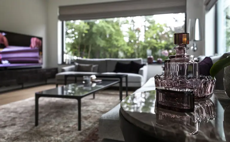 Wnętrze salonu z minimalistycznym designem, meble w stylu minimaluxe i akcenty quiet luxury.