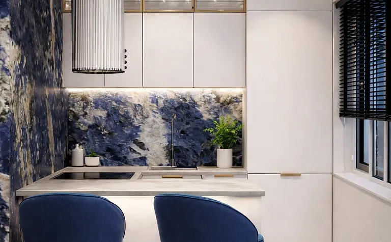 Nowoczesna kuchnia z granitowym blatem, niebieskimi krzesłami i marmurową podłogą w stylu glamour.