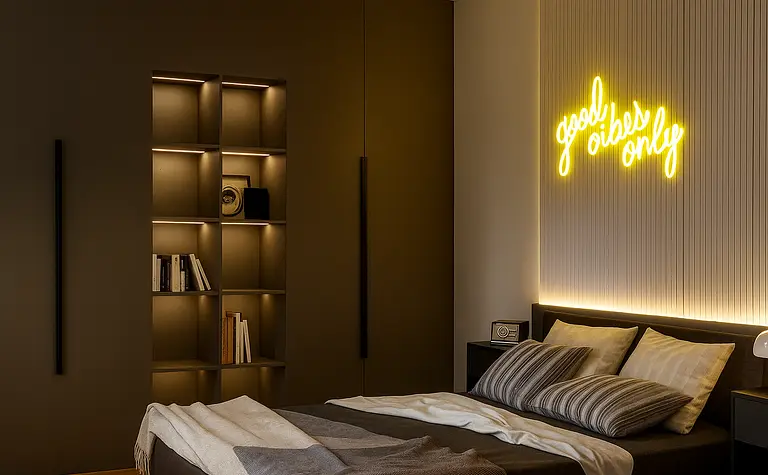 Sypialnia z nowoczesnym łóżkiem i oświetleniem LED, regałem na książki.