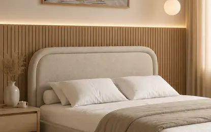 Sypialnia z łóżkiem, beżowymi akcentami, w stylu minimalistycznym i skandynawskim.