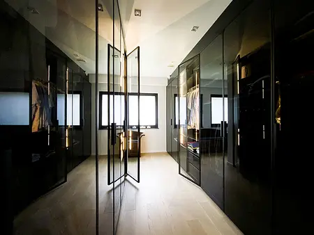 Garderoba z lustrzanymi drzwiami, minimalistyczne oświetlenie, styl minimaluxe.