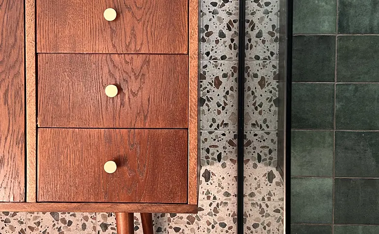 Elegancka łazienka z eklektycznym drewnem, skandynawskim stylem i vintage akcentami.