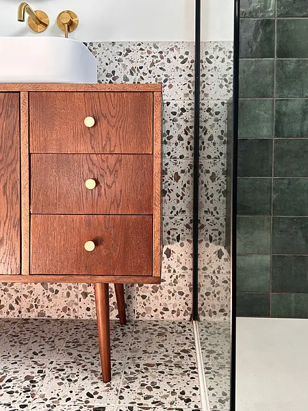 Elegancka łazienka z eklektycznym drewnem, skandynawskim stylem i vintage akcentami.