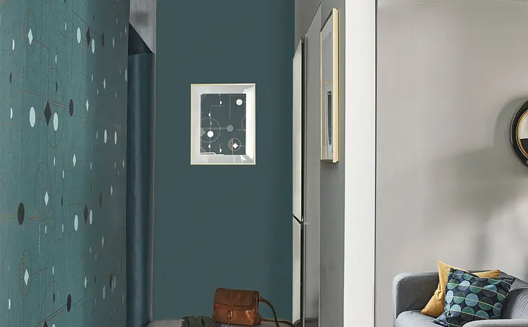 Przedpokój w stylu minimalistycznym z zieloną ścianą, nowoczesnymi meblami i współczesnymi akcentami.