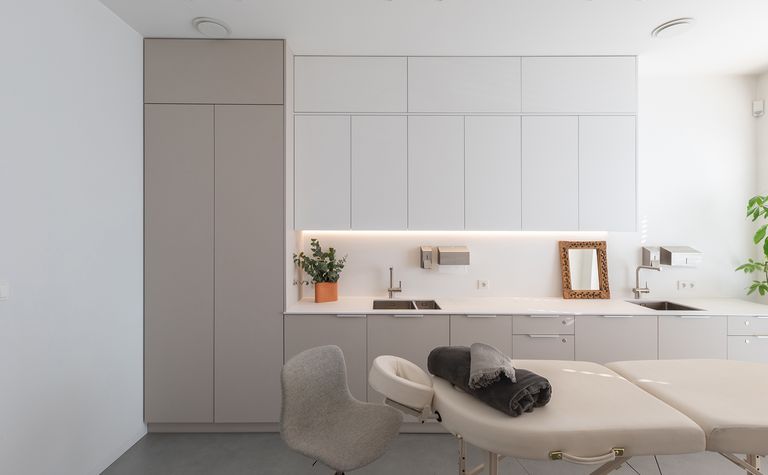 Minimalistyczne wnętrze z jasnymi meblami, rośliną i lustrem, styl japandi, skandynawski.