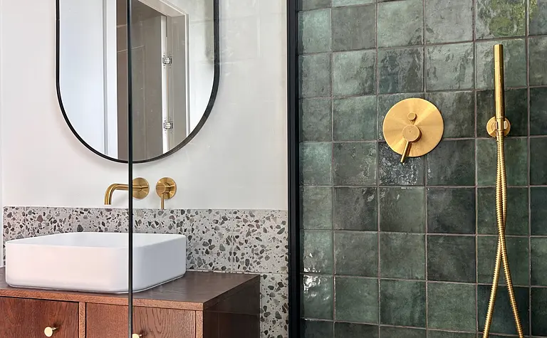 Nowoczesna łazienka z eklektycznym i skandynawskim stylem, z drewnianą szafką i zielonymi płytkami.