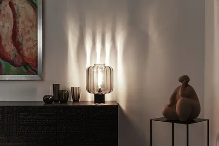 Nowoczesne wnętrze z lampą i dekoracjami minimalistycznymi, minimaluxe, quiet luxury.