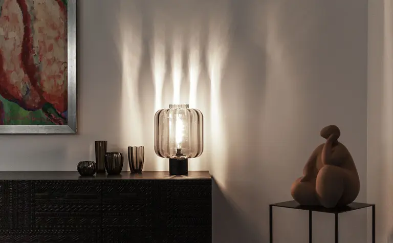 Nowoczesne wnętrze z lampą i dekoracjami minimalistycznymi, minimaluxe, quiet luxury.