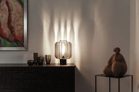 Nowoczesne wnętrze z lampą i dekoracjami minimalistycznymi, minimaluxe, quiet luxury.