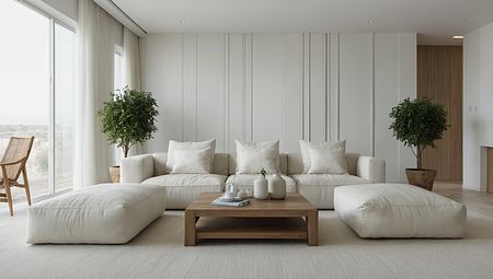 Minimalistyczny salon z białymi meblami i drzewkami w doniczkach