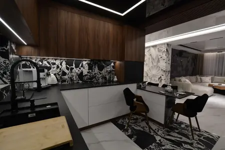 Nowoczesna kuchnia z drewnianymi meblami i czarnymi detalami, współczesny design.