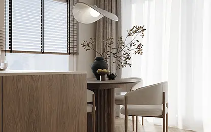 Wnętrze jadalni w stylu japandi i minimalistycznym z drewnianym stołem i roślinnością.