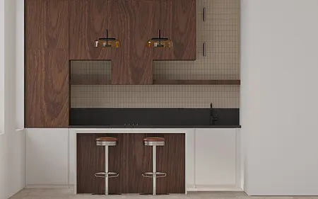 Wnętrze kuchni z drewnianymi meblami i czarnym blatem.