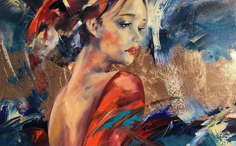 Artystyczny portret kobiety z elementami glamour i nowoczesnymi akcentami.