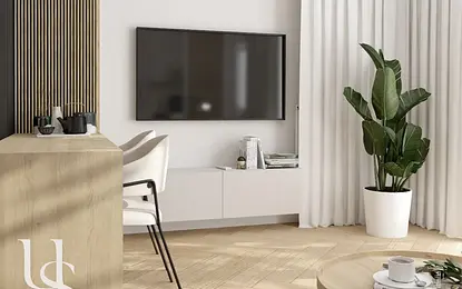Nowoczesny salon minimalistyczny z drewnianymi meblami, rośliną i telewizorem.