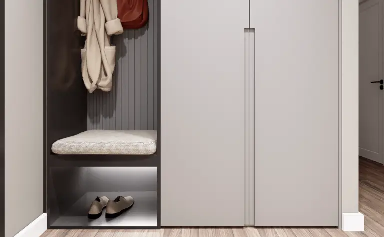 Przedpokój z minimalistycznym designem, w stylu minimaluxe, z szarymi meblami i drewnianą podłogą.