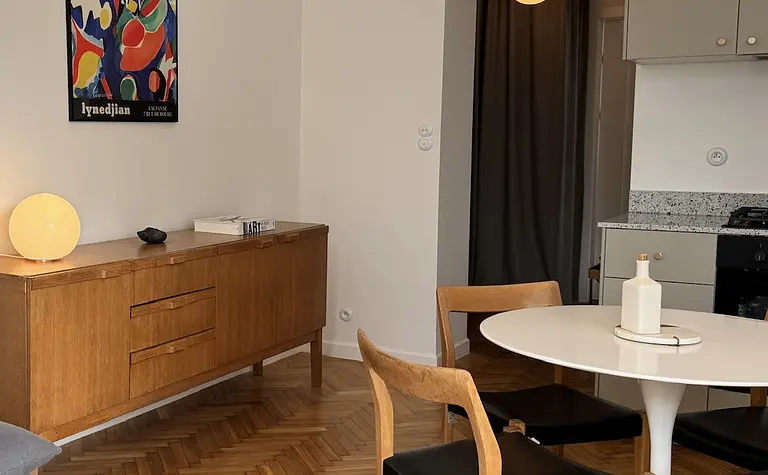 Eklektyczne wnętrze jadalni z drewnianymi akcentami i nowoczesnymi elementami, skandynawski styl.