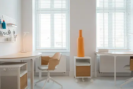 Tradycyjna sypialnia z łóżkiem, lampami i zasłonami.