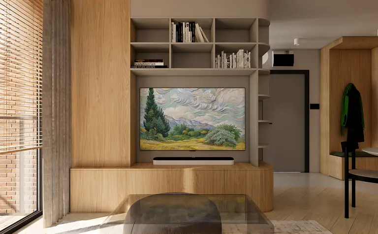 Salon w stylu skandynawskim z półkami, telewizorem i drewnianymi detalami