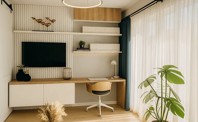 Wnętrze gabinetu w stylu skandynawskim z biurkiem, telewizorem i rośliną.