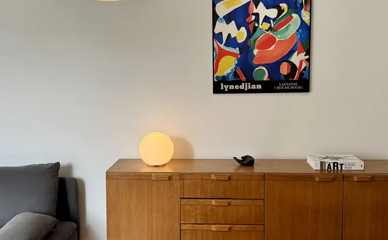 Eklektyczne wnętrze salonu z skandynawskim akcentem i vintage dekoracjami.