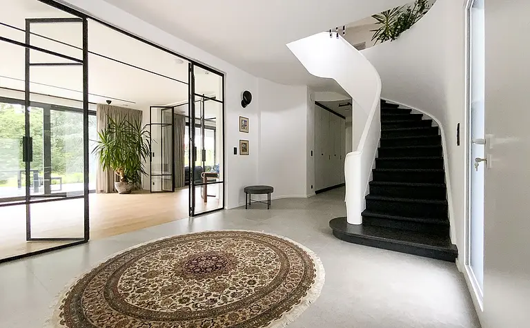 Przedpokój z minimalistycznym designem, schodami i roślinami, w stylu minimaluxe i quiet luxury.