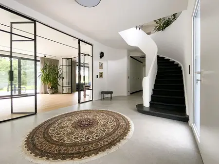 Przedpokój z minimalistycznym designem, schodami i roślinami, w stylu minimaluxe i quiet luxury.