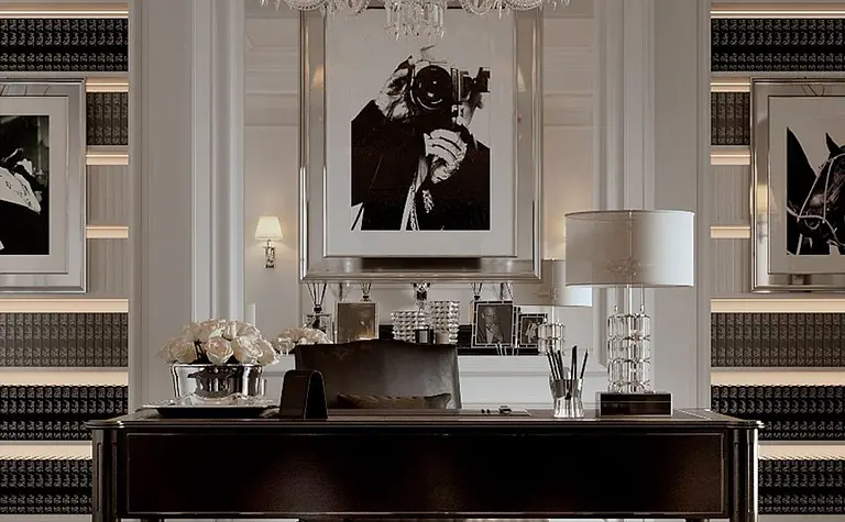 Gabinet w stylu art deco z ciemnym biurkiem, kryształowym żyrandolem i eleganckimi akcentami.
