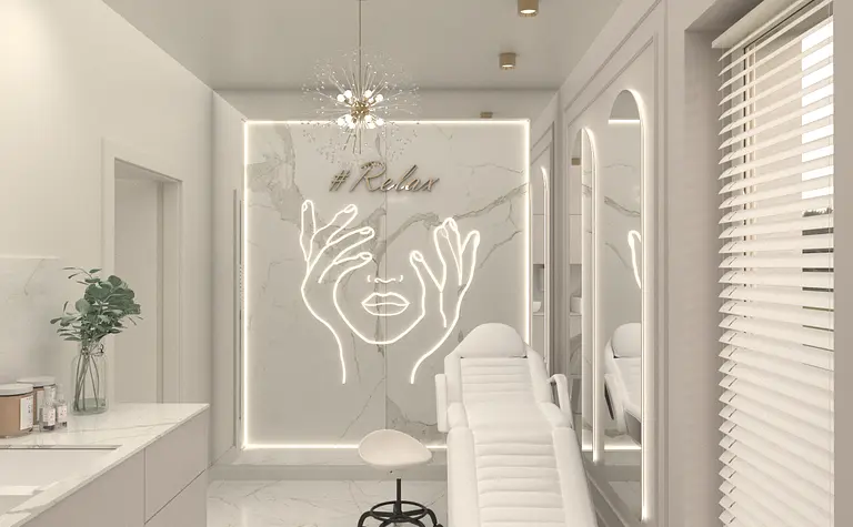 Wnętrze salonu w stylu glamour i nowoczesnym z białymi meblami i lustrem.