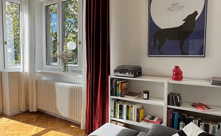 Eklektyczny salon z szarym narożnikiem i czerwonymi zasłonami, vintage styl