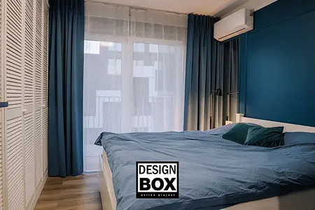 Sypialnia z niebieskimi akcentami i białym łóżkiem, nowoczesny design
