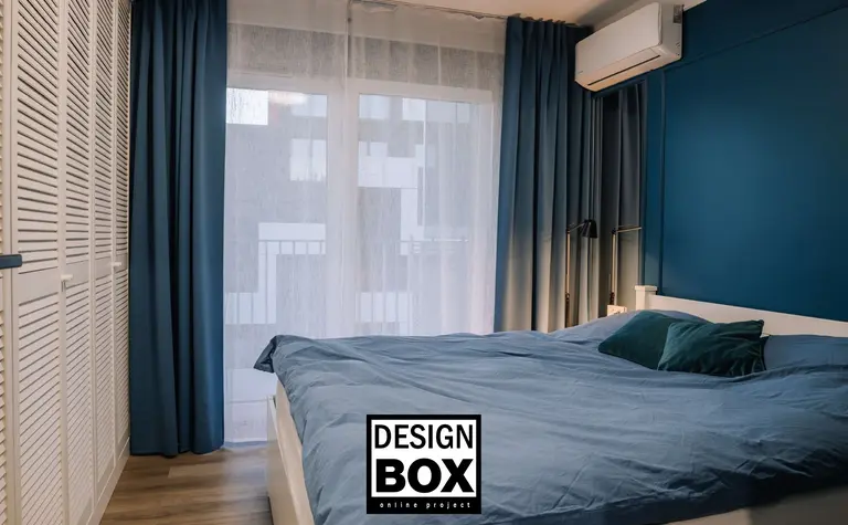Sypialnia z niebieskimi akcentami i białym łóżkiem, nowoczesny design