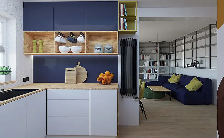 Kuchnia z niebieskimi meblami, drewnianymi akcentami i detalami dopamine decor.