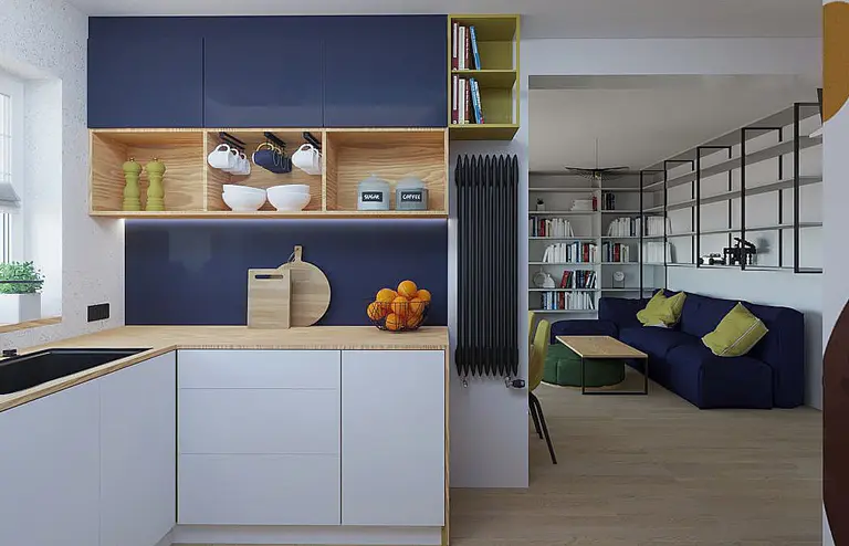 Kuchnia z niebieskimi meblami, drewnianymi akcentami i detalami dopamine decor.