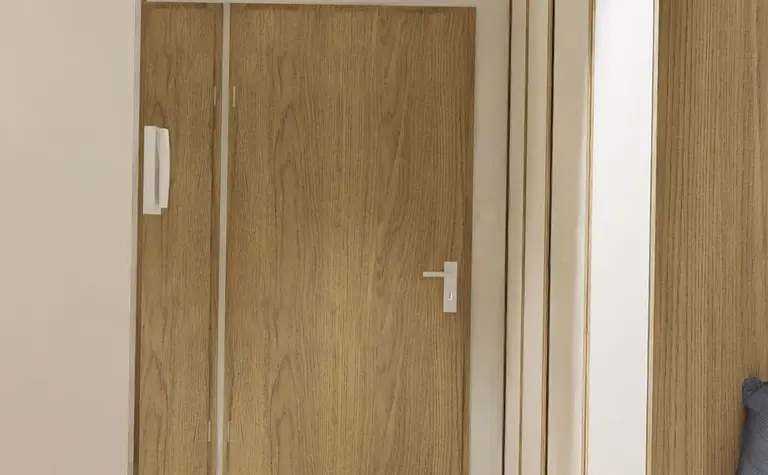 Przedpokój z drewnianymi panelami, minimalistyczny design, naturalne światło