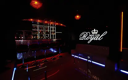 Wnętrze klubu nocnego z barowym oświetleniem, glamour, nowoczesny, współczesny
