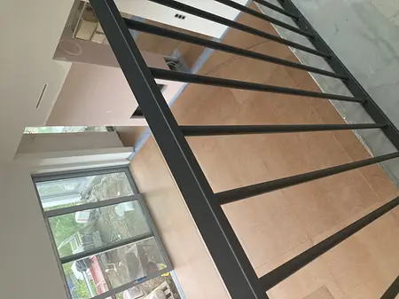 Wnętrze z dużymi oknami, drewnianą podłogą, nowoczesny styl i współczesny design.