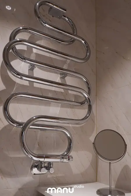 Designerska łazienka z chromowanym grzejnikiem i lustrem w tradycyjnym stylu.