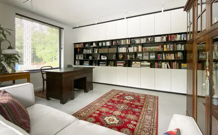 Gabinet w stylu minimalistycznym z regałem i biurkiem, styl minimaluxe i quiet luxury.