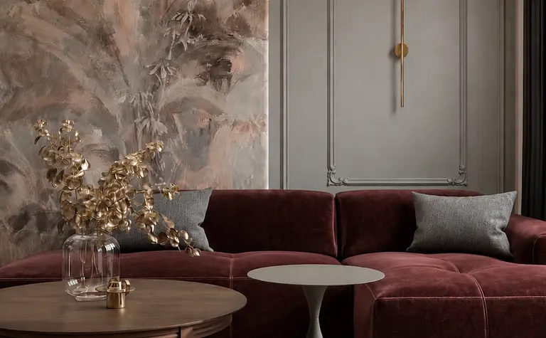 Wnętrze salonu w stylu eklektycznym z burgundową sofą, vintage stolikiem i quiet luxury akcentami.
