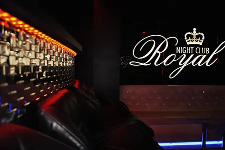 Wnętrze klubu nocnego z eleganckimi meblami i oświetleniem