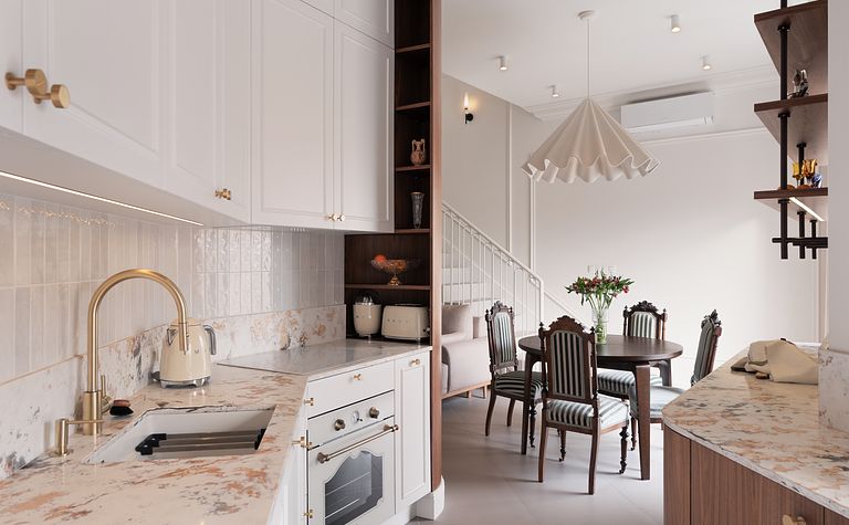 Wnętrze kuchni w stylu eklektycznym i vintage z białymi meblami