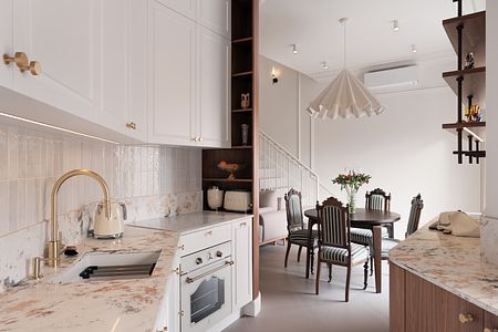 Wnętrze kuchni w stylu eklektycznym i vintage z białymi meblami