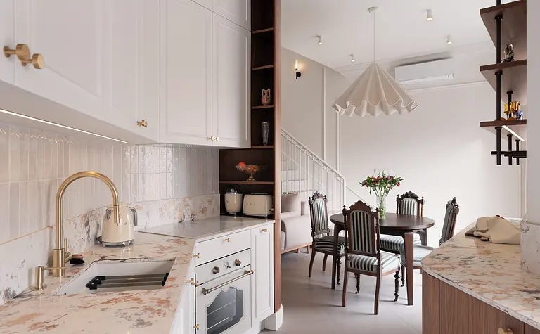 Wnętrze kuchni w stylu eklektycznym i vintage z białymi meblami