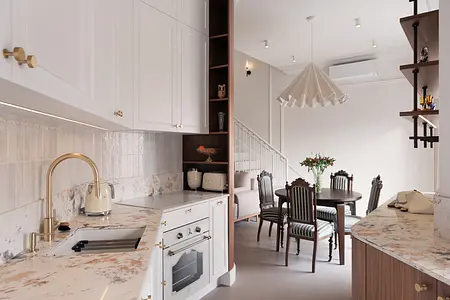 Wnętrze kuchni w stylu eklektycznym i vintage z białymi meblami
