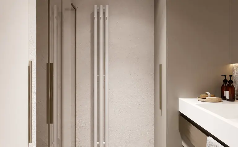 Nowoczesna łazienka w stylu minimalistycznym z prysznicem, białym blatem i elementami glamour