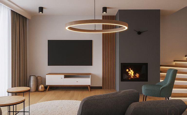 Minimalistyczny salon z kominkiem, szarym sofą i drewnianymi akcentami.