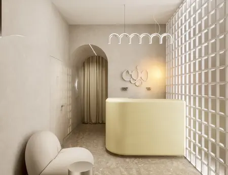 Recepcja w stylu japandi z minimalistycznymi elementami i eklektycznym akcentem.